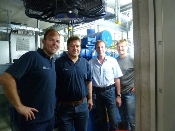 Fröhliche Gesichter nach geglückter Inbetriebnahme: Hr. Oswald, Hr. Frank (BMW AG Aschheim), Hr. Fohler (Siemens AG) und Hr. Zweier (Projektleiter Gammel Engineering GmbH)