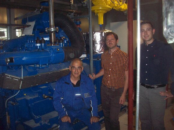 Das Inbetriebnahme Team v.l. Gaspare Genova (BHKW-Hersteller Guggemoos), Christian Meier (Projektleiter Gammel Engineering), Benedikt Sand (Projektleiter IAK)