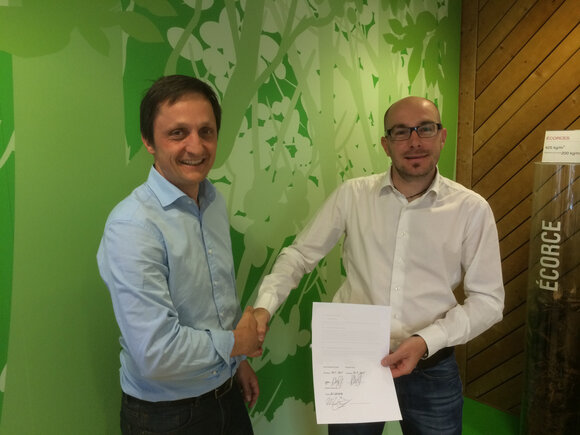 Klaus Röhrmoser und Mattia Pedrini bei der Vertragsunterzeichnung